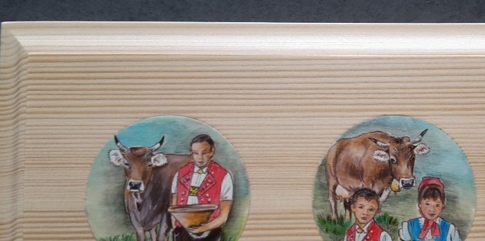 Fichtenbrettli mit eingelegten Sennenmotiven 30 cm x 26 cm
Fr. 220.-